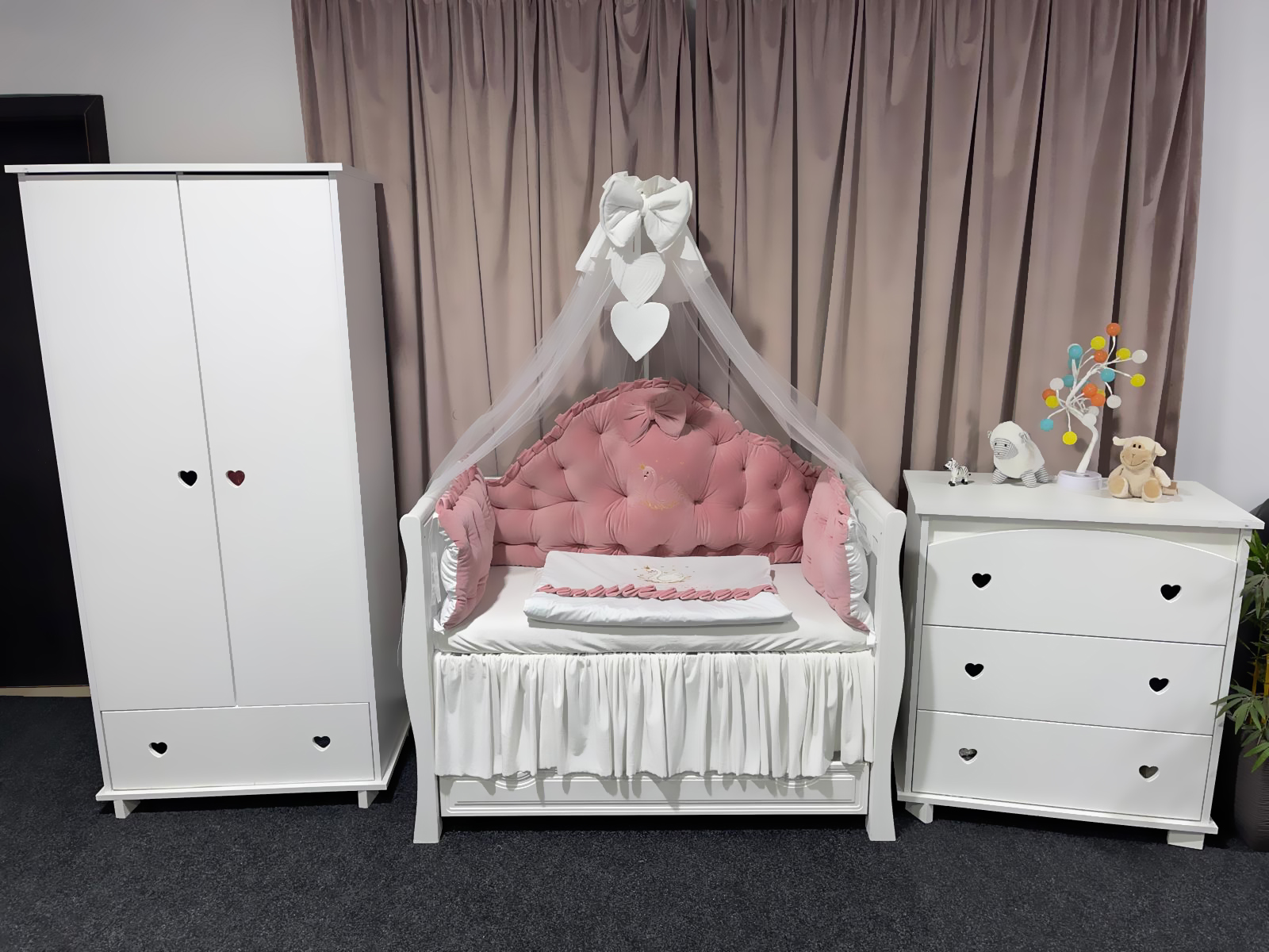 Set 11 piese Regal Catifea Pink – lenjerie pătuț personalizabilă, premium și sigură pentru bebeluși – PeppiBambini