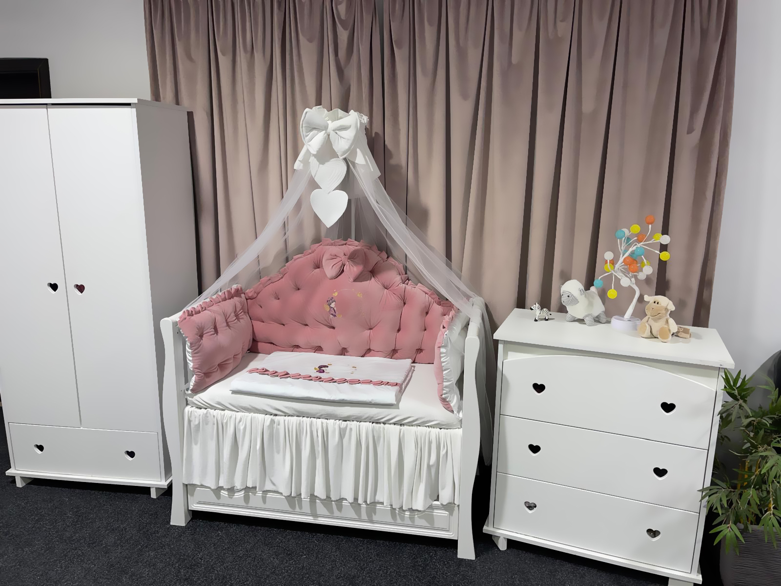 Set 11 piese Regal Catifea Pink – lenjerie pătuț personalizabilă, premium și sigură pentru bebeluși – PeppiBambini - imagine 5