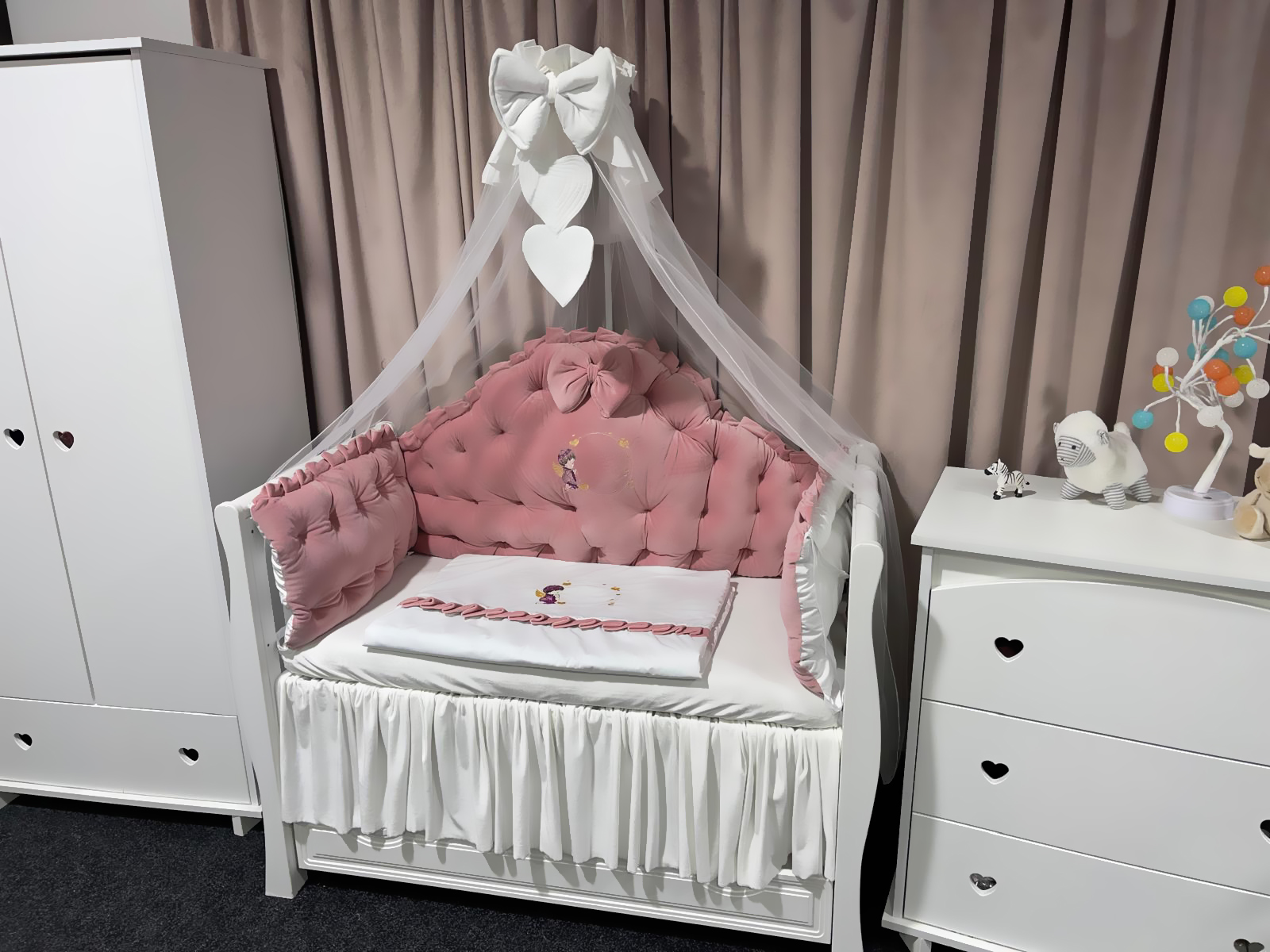 Set 11 piese Regal Catifea Pink – lenjerie pătuț personalizabilă, premium și sigură pentru bebeluși – PeppiBambini - imagine 2