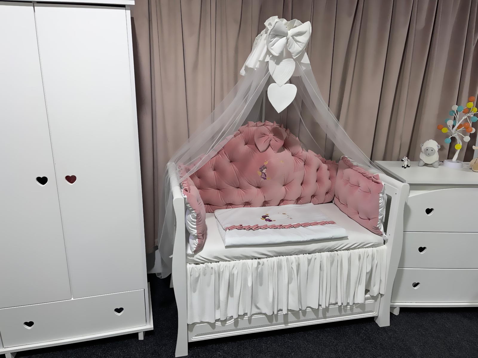 Set 11 piese Regal Catifea Pink – lenjerie pătuț personalizabilă, premium și sigură pentru bebeluși – PeppiBambini - imagine 14