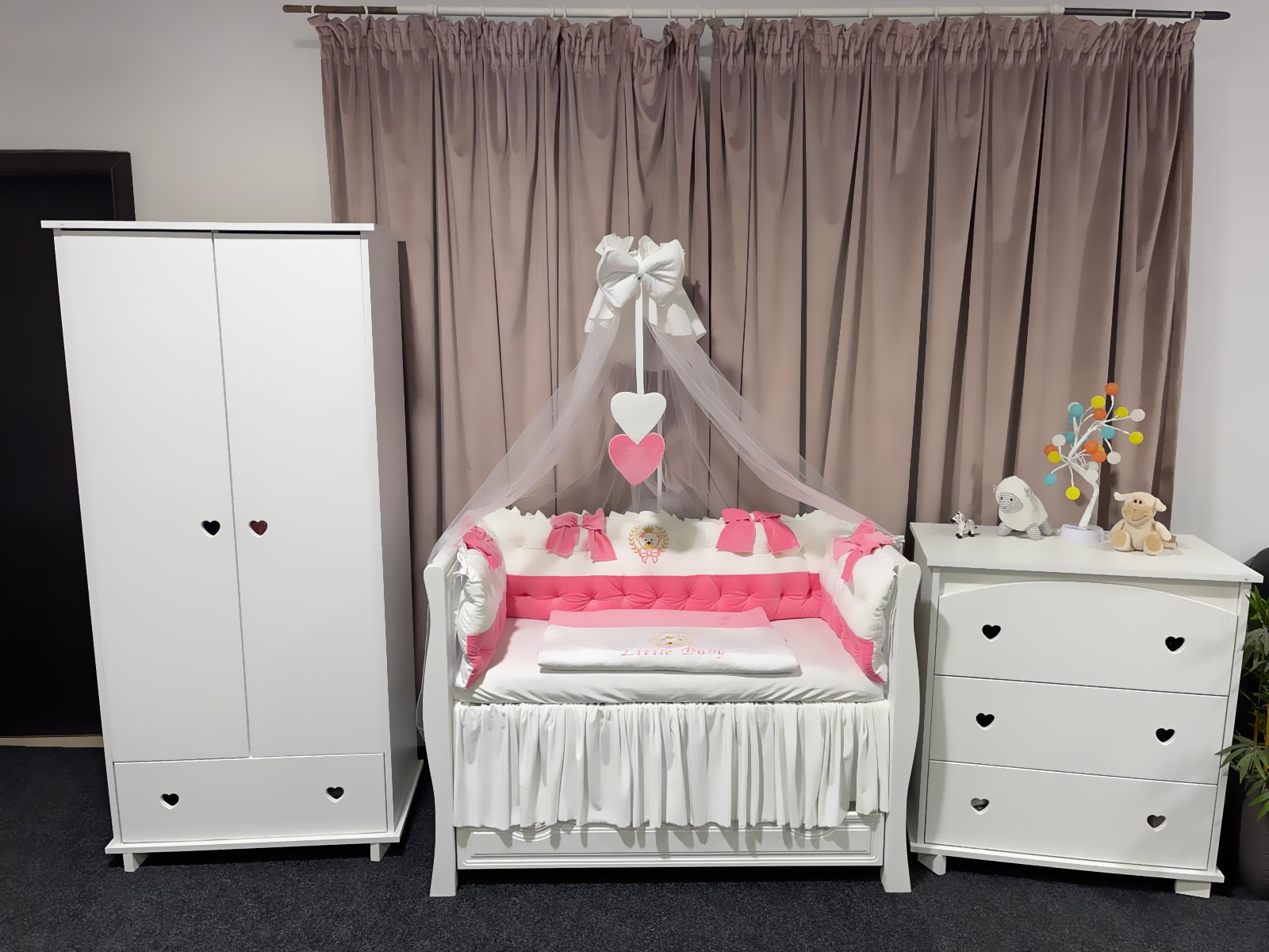 Set 11 piese Royal Catifea White–Pink – lenjerie pătuț personalizabilă, elegantă și premium pentru bebeluși – PeppiBambini - imagine 7