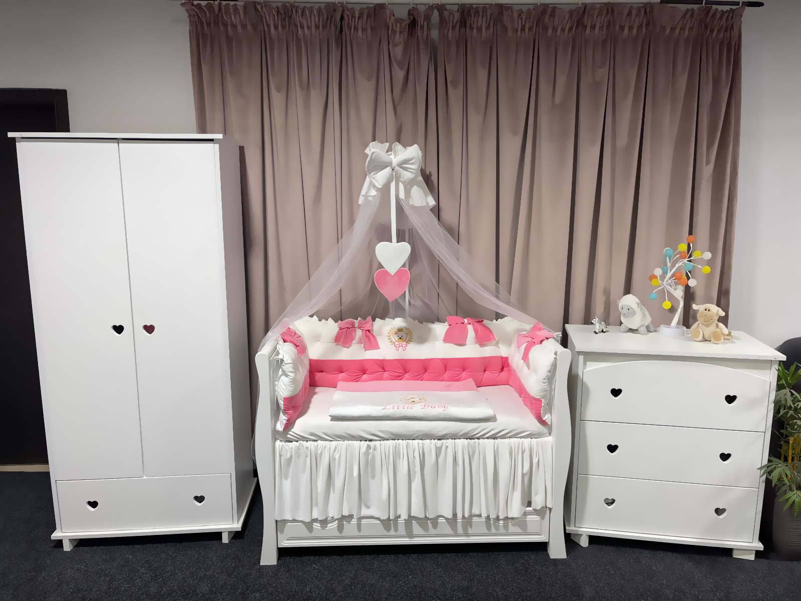 Set 11 piese Royal Catifea White–Pink – lenjerie pătuț personalizabilă, elegantă și premium pentru bebeluși – PeppiBambini - imagine 6