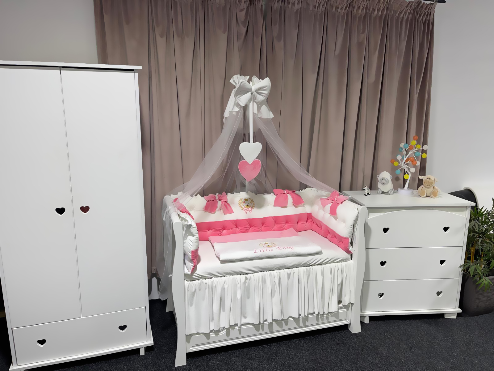 Set 11 piese Royal Catifea White–Pink – lenjerie pătuț personalizabilă, elegantă și premium pentru bebeluși – PeppiBambini - imagine 5