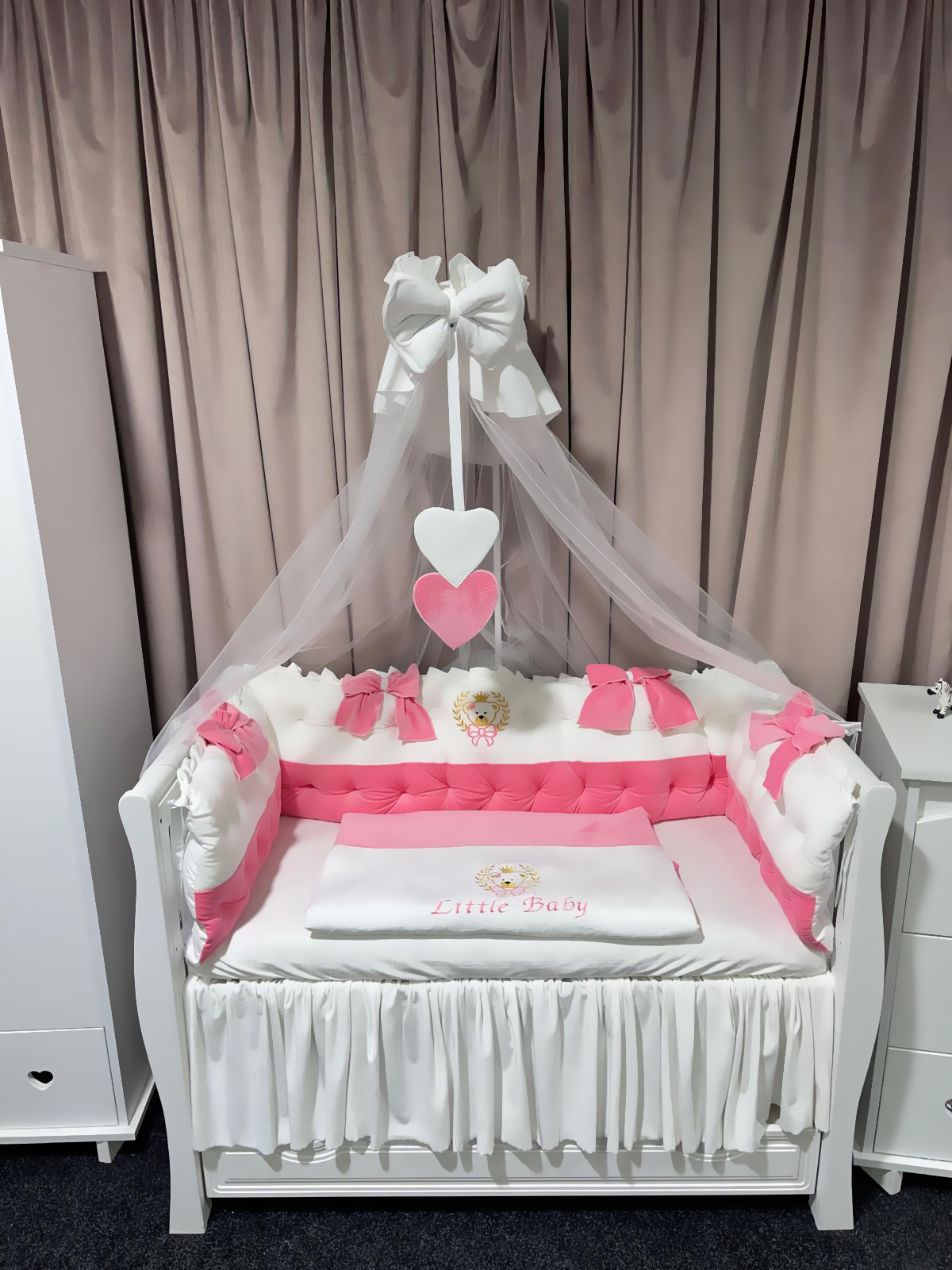 Set 11 piese Royal Catifea White–Pink – lenjerie pătuț personalizabilă, elegantă și premium pentru bebeluși – PeppiBambini - imagine 4