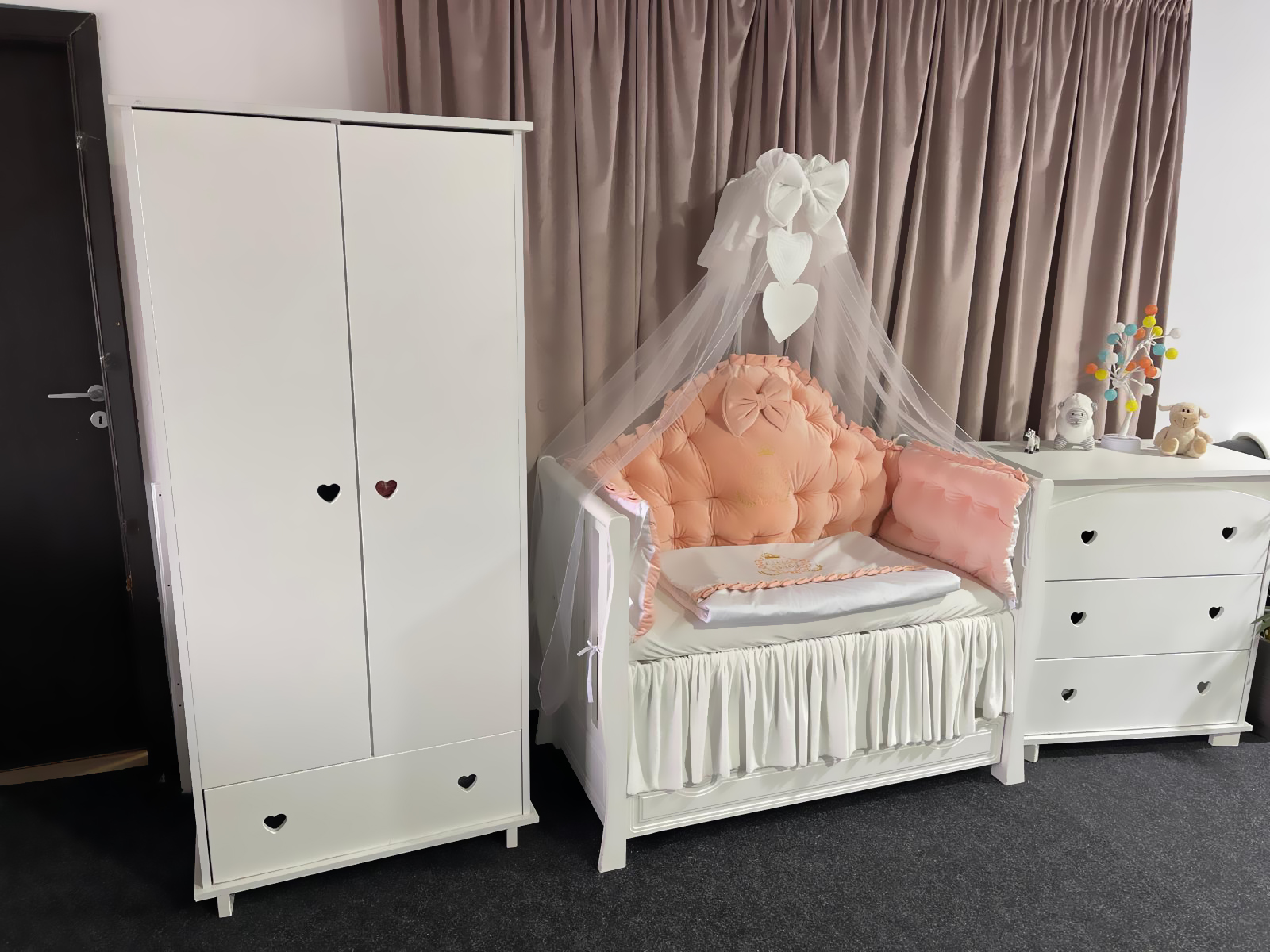 Set 11 piese din catifea regală Somon – lenjerie pătuț personalizabilă, premium pentru bebeluși – PeppiBambini - imagine 8