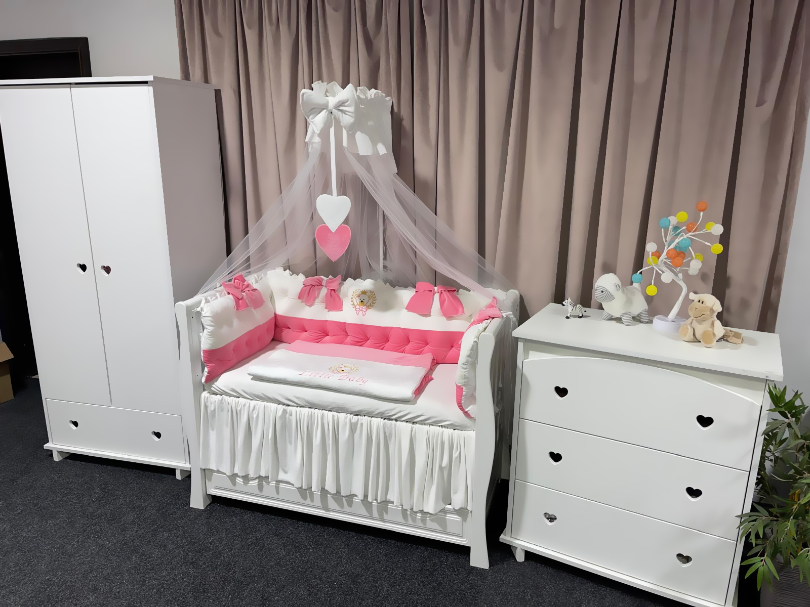 Set 11 piese Royal Catifea White–Pink – lenjerie pătuț personalizabilă, elegantă și premium pentru bebeluși – PeppiBambini - imagine 3