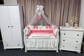 Set 11 piese Royal Catifea White–Pink – lenjerie pătuț personalizabilă, elegantă și premium pentru bebeluși – PeppiBambini