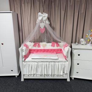 Set 11 piese Royal Catifea White–Pink – lenjerie pătuț personalizabilă, elegantă și premium pentru bebeluși – PeppiBambini