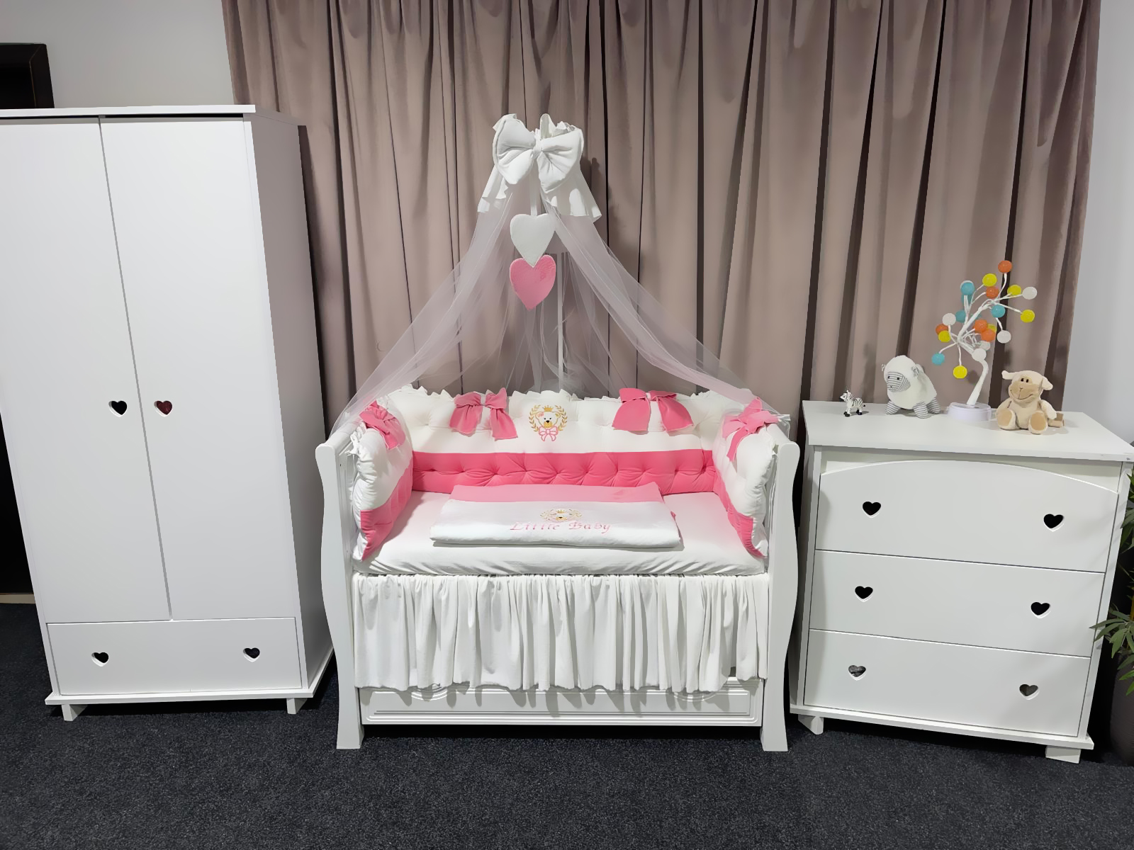 Set 11 piese Royal Catifea White–Pink – lenjerie pătuț personalizabilă, elegantă și premium pentru bebeluși – PeppiBambini