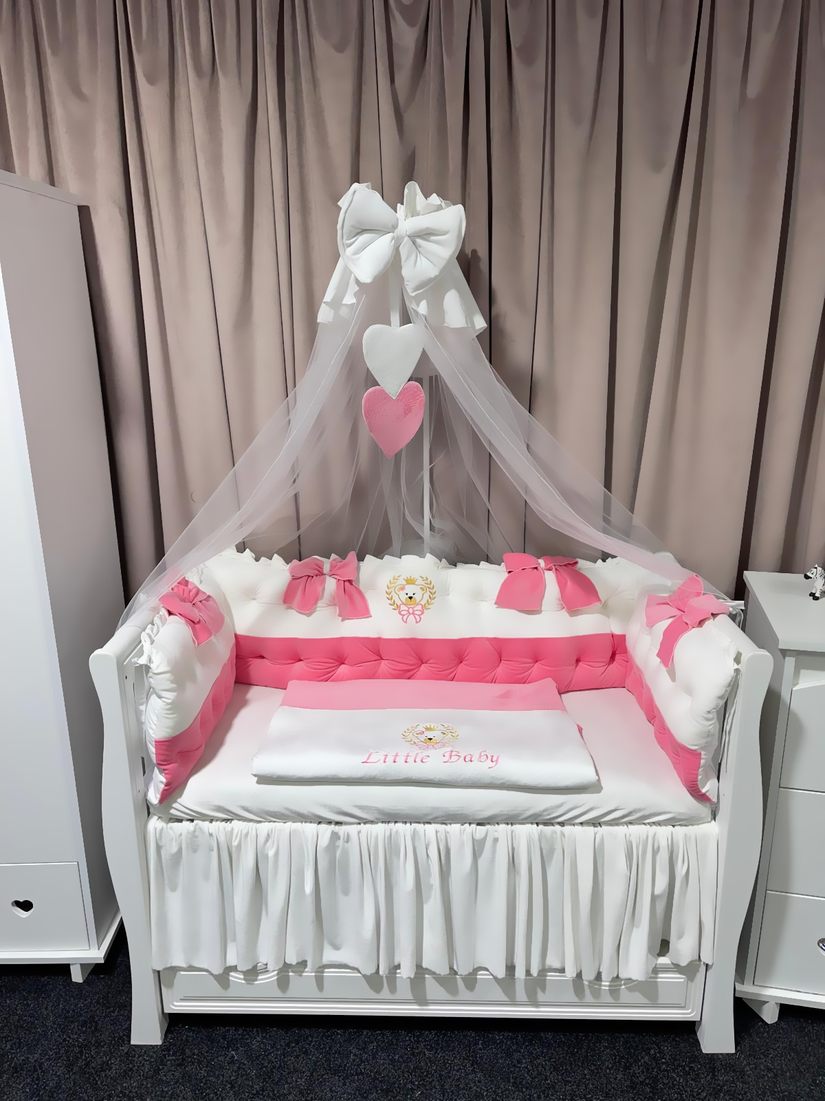 Set 11 piese Royal Catifea White–Pink – lenjerie pătuț personalizabilă, elegantă și premium pentru bebeluși – PeppiBambini - imagine 8