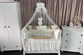 Set 11 piese Royal Catifea White–Beige – lenjerie pătuț personalizabilă, premium și elegantă pentru bebeluși – PeppiBambini