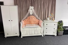 Set 11 piese din catifea regală Somon – lenjerie pătuț personalizabilă, premium pentru bebeluși – PeppiBambini