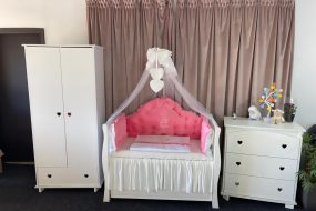 Set 11 piese Regal Catifea Pink – lenjerie pătuț premium, personalizabilă, din catifea roz pentru bebeluși – PeppiBambini