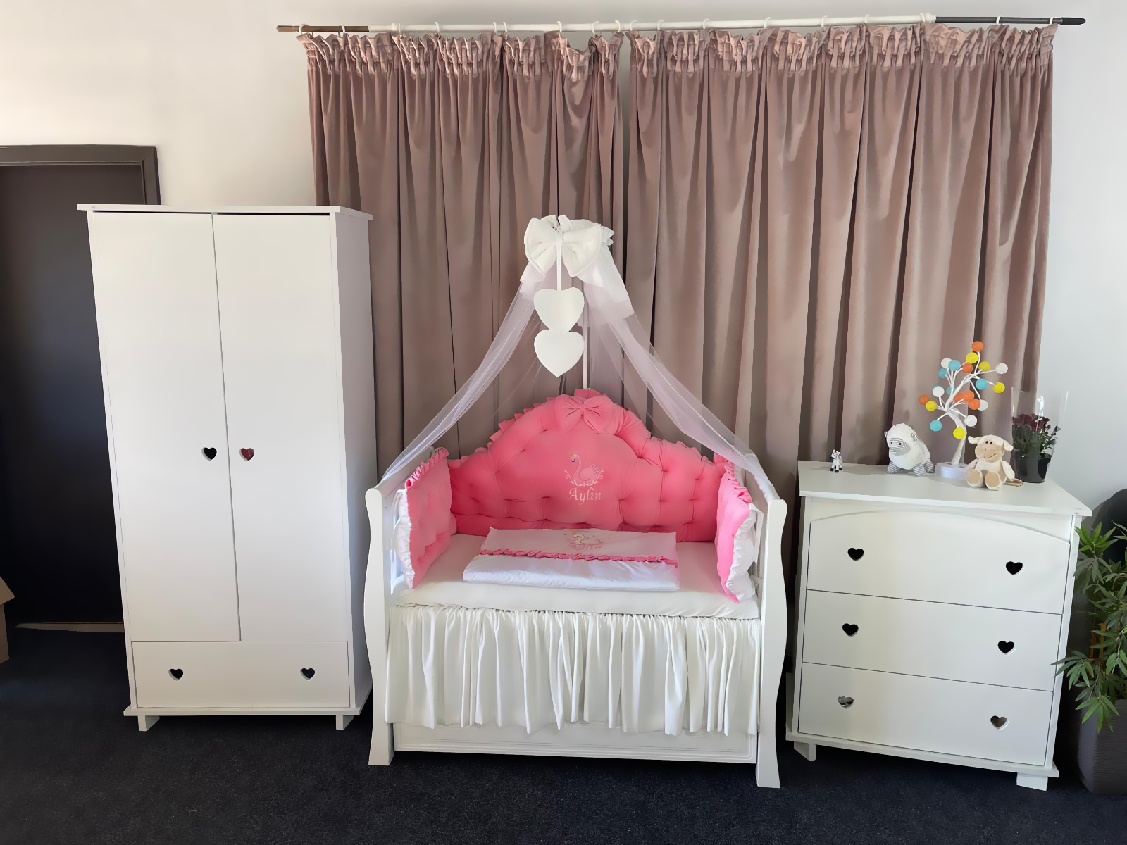 Set 11 piese Regal Catifea Pink – lenjerie pătuț premium, personalizabilă, din catifea roz pentru bebeluși – PeppiBambini