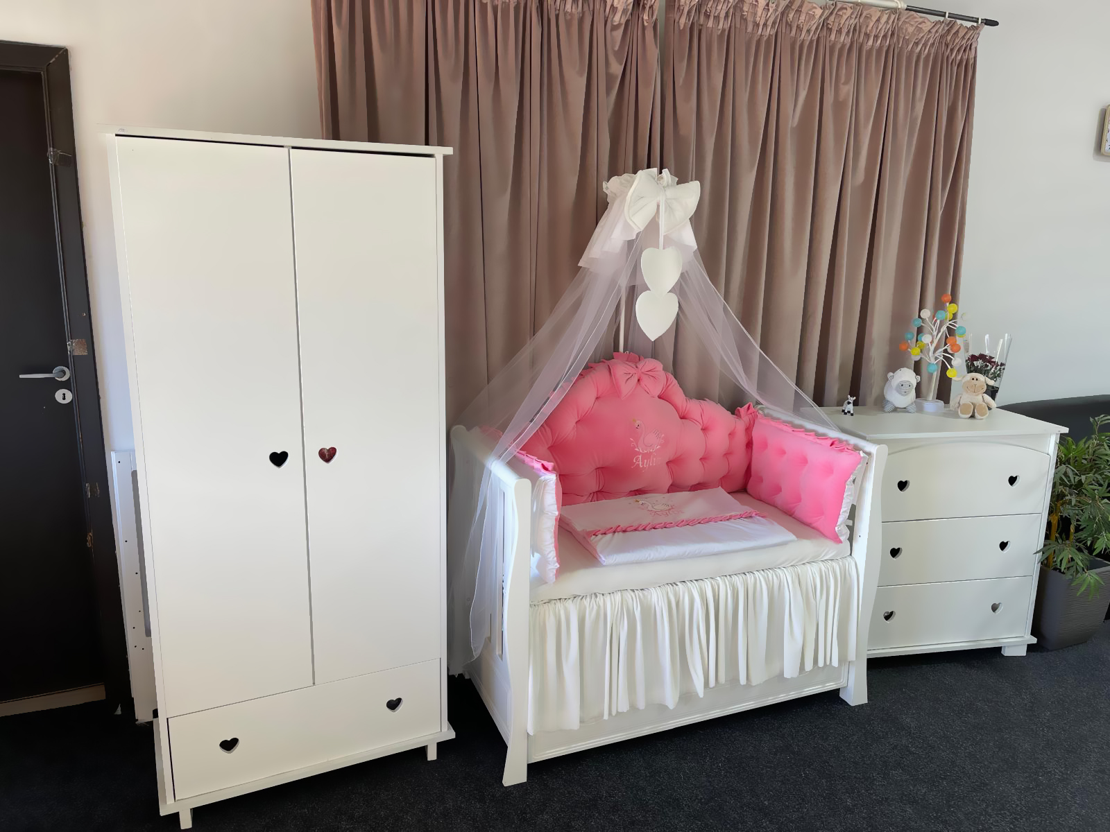 Set 11 piese Regal Catifea Pink – lenjerie pătuț premium, personalizabilă, din catifea roz pentru bebeluși – PeppiBambini - imagine 5