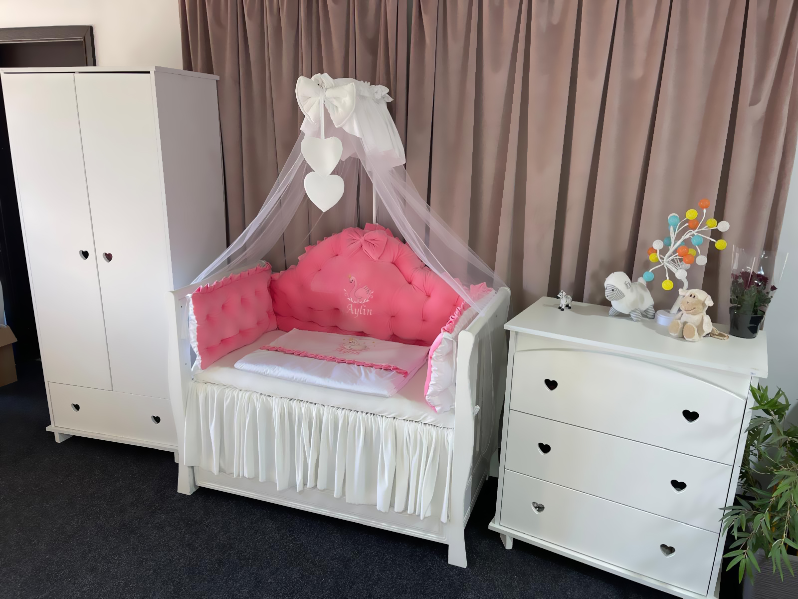 Set 11 piese Regal Catifea Pink – lenjerie pătuț premium, personalizabilă, din catifea roz pentru bebeluși – PeppiBambini - imagine 4