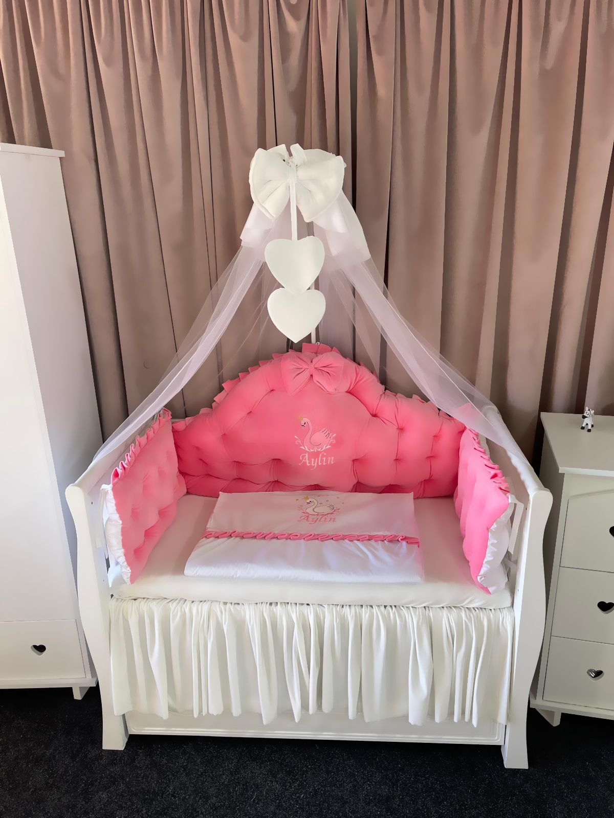 Set 11 piese Regal Catifea Pink – lenjerie pătuț premium, personalizabilă, din catifea roz pentru bebeluși – PeppiBambini - imagine 3