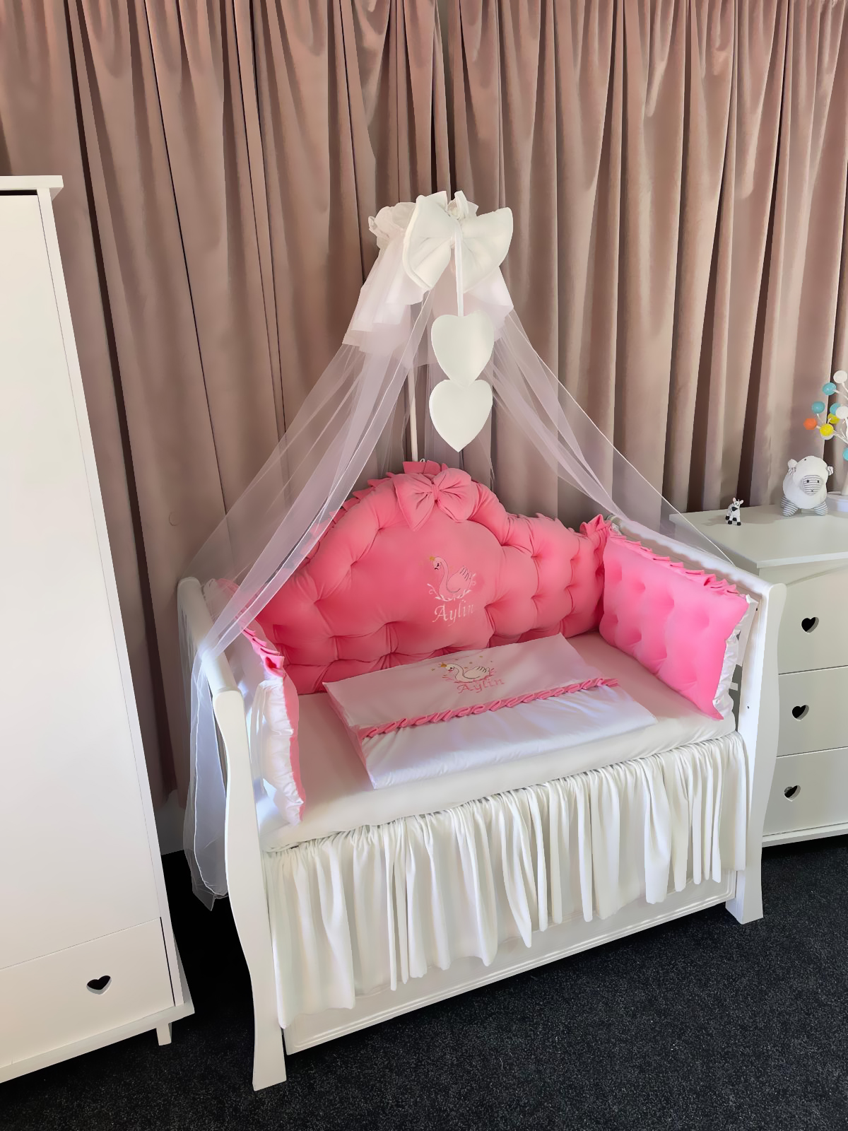 Set 11 piese Regal Catifea Pink – lenjerie pătuț premium, personalizabilă, din catifea roz pentru bebeluși – PeppiBambini - imagine 9