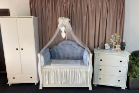 Set 11 piese Regal Catifea Blue – lenjerie pătuț personalizabilă, premium din catifea albastru regal pentru bebeluși – PeppiBambini