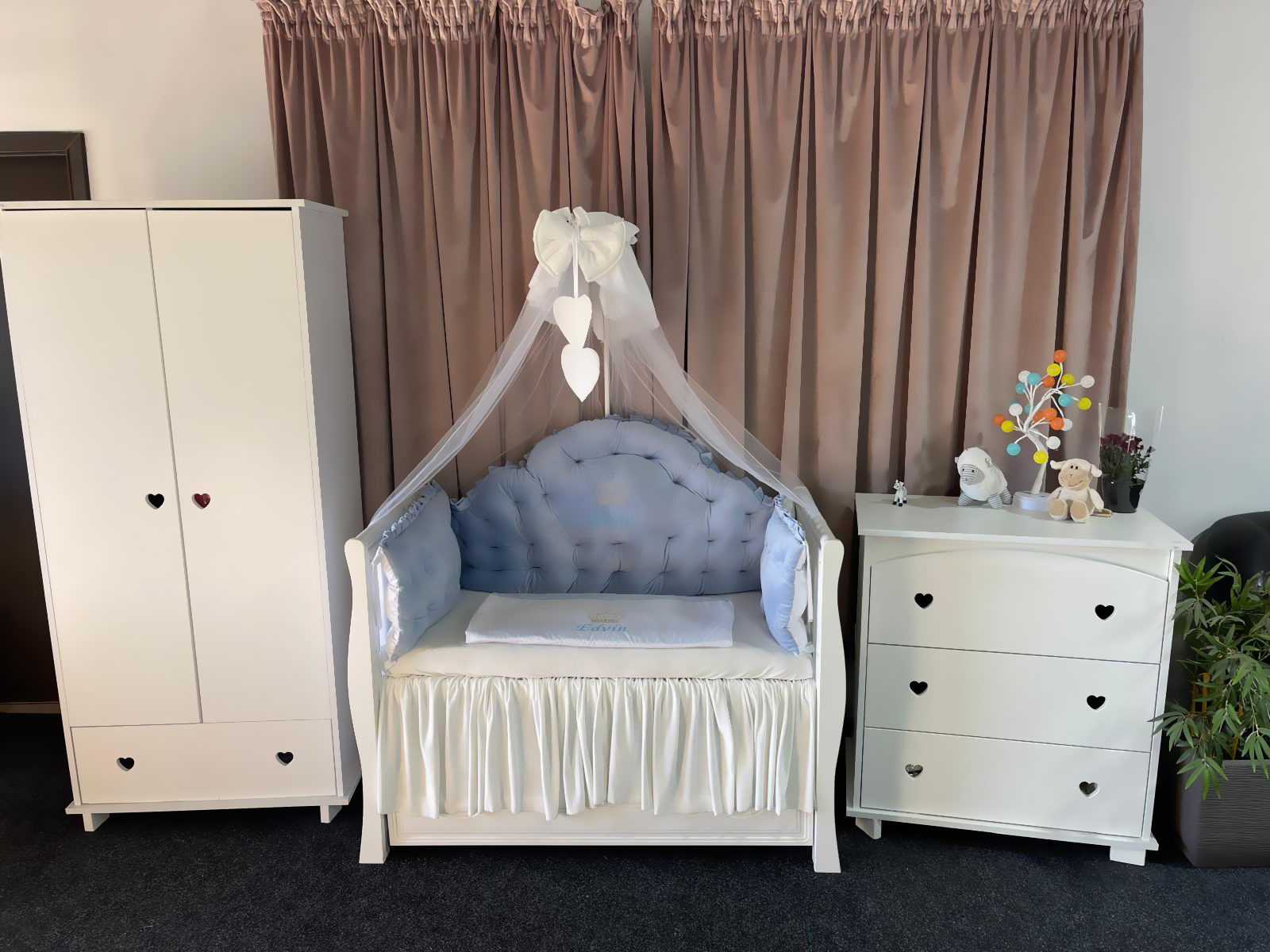 Set 11 piese Regal Catifea Blue – lenjerie pătuț personalizabilă, premium din catifea albastru regal pentru bebeluși – PeppiBambini