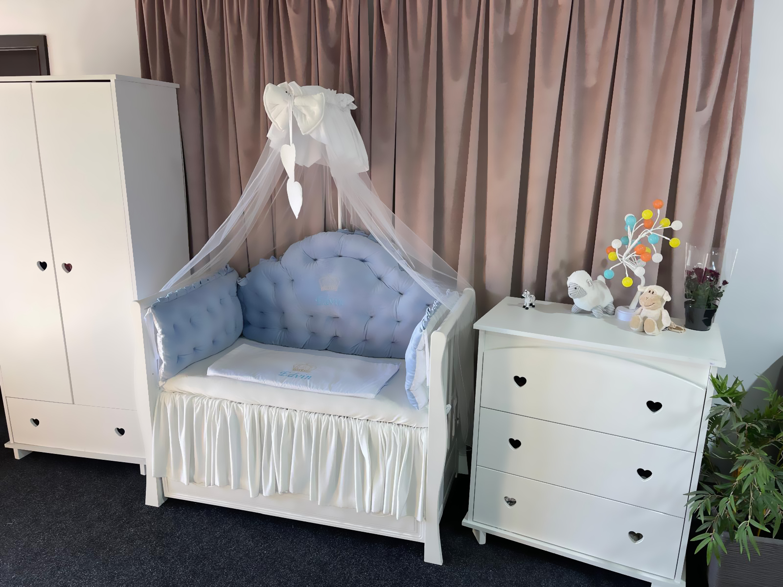 Set 11 piese Regal Catifea Blue – lenjerie pătuț personalizabilă, premium din catifea albastru regal pentru bebeluși – PeppiBambini - imagine 6