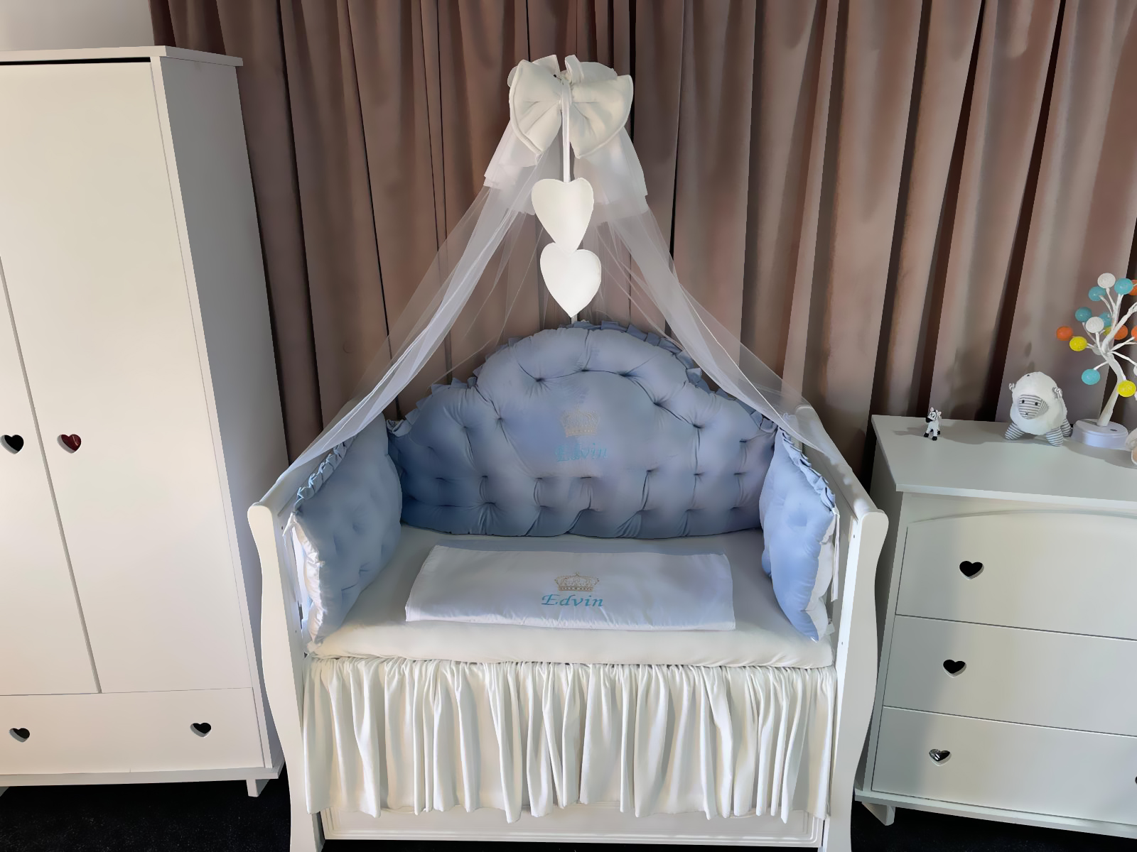 Set 11 piese Regal Catifea Blue – lenjerie pătuț personalizabilă, premium din catifea albastru regal pentru bebeluși – PeppiBambini - imagine 4