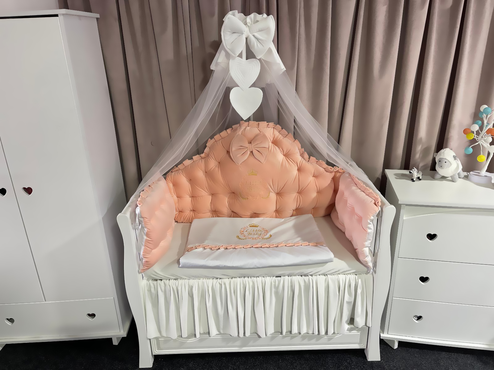 Set 11 piese din catifea regală Somon – lenjerie pătuț personalizabilă, premium pentru bebeluși – PeppiBambini - imagine 3