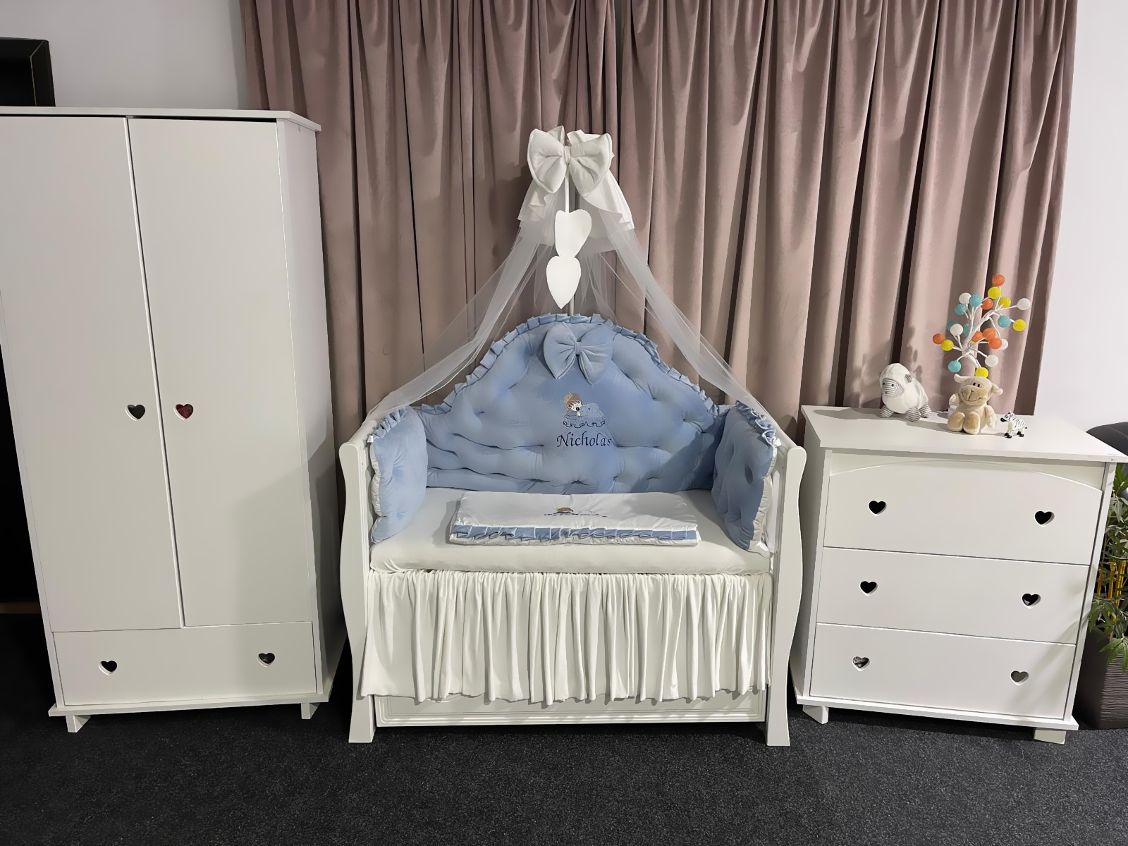 Set 11 piese Regal Catifea Blue – lenjerie pătuț premium, personalizabilă, din catifea albastru regal pentru bebeluși – PeppiBambini