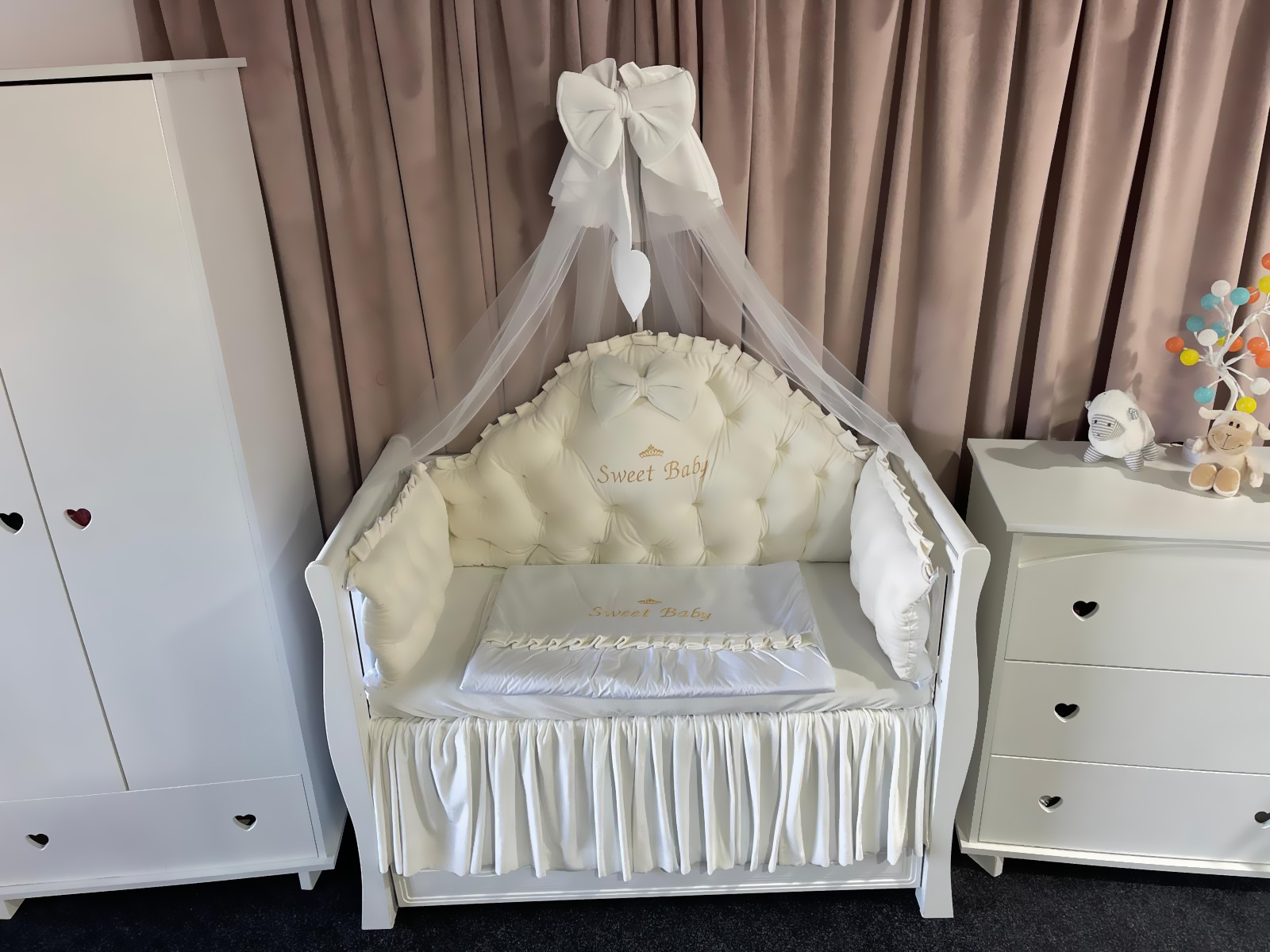 Set 11 piese Royal Catifea White – lenjerie pătuț premium, personalizabilă, din catifea albă moale pentru bebeluși – PeppiBambini - imagine 8