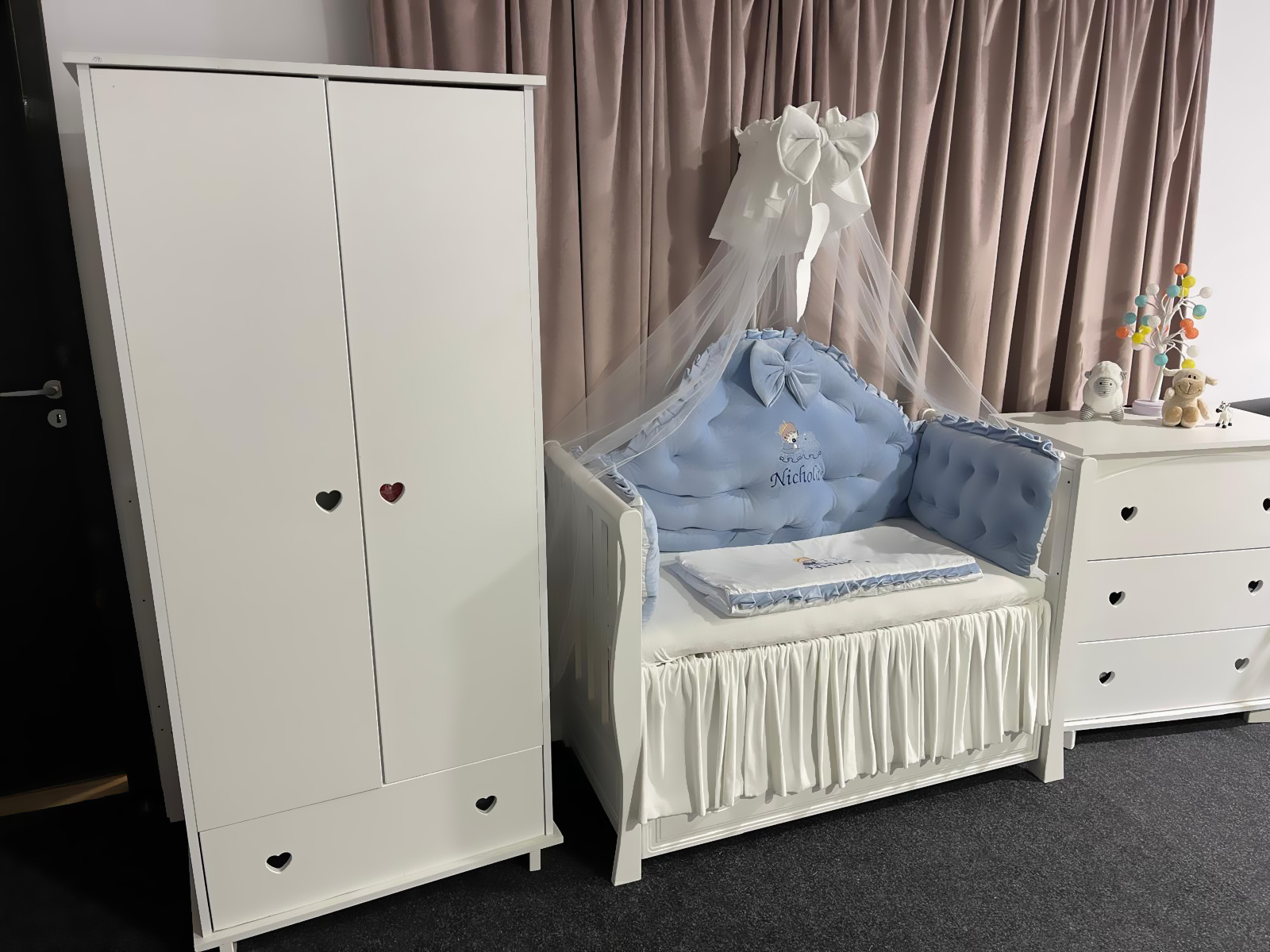 Set 11 piese Regal Catifea Blue – lenjerie pătuț premium, personalizabilă, din catifea albastru regal pentru bebeluși – PeppiBambini - imagine 2