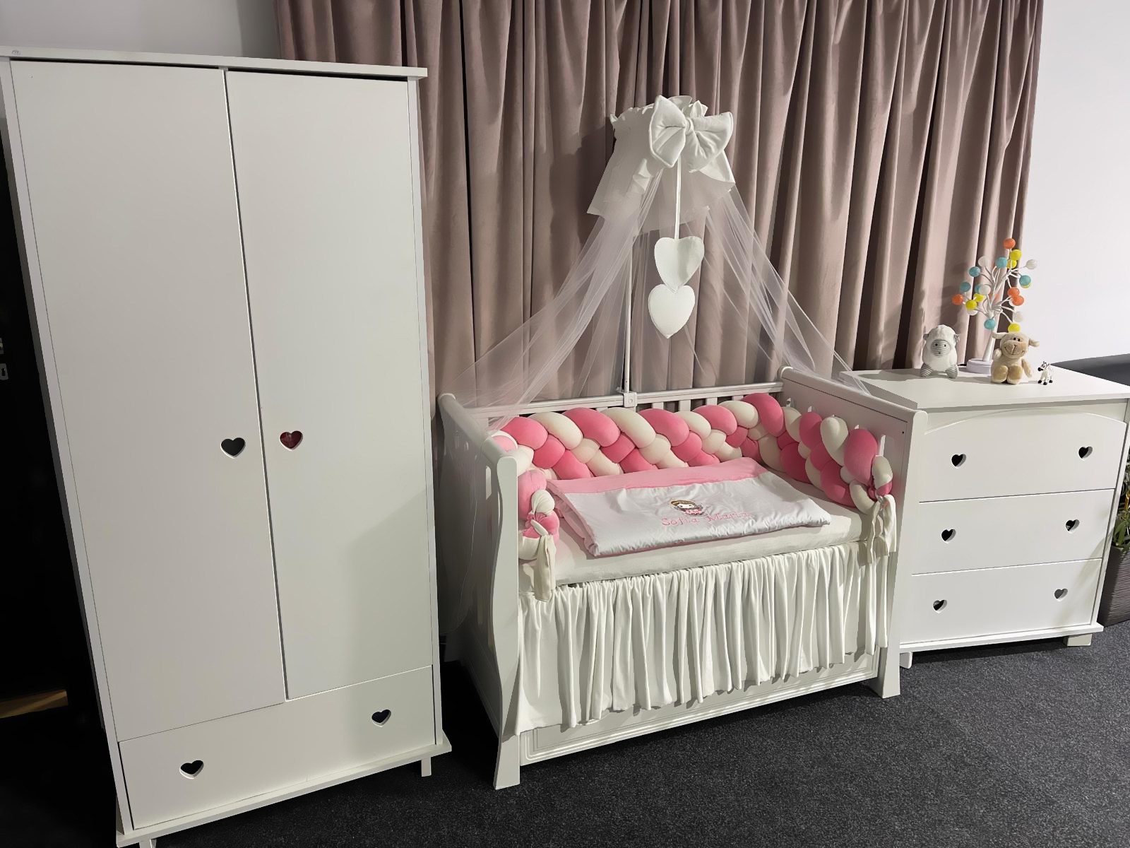 Set 11 piese cu laterale împletite – catifea Pink, lenjerie pătuț premium, personalizabilă pentru bebeluși – PeppiBambini - imagine 10