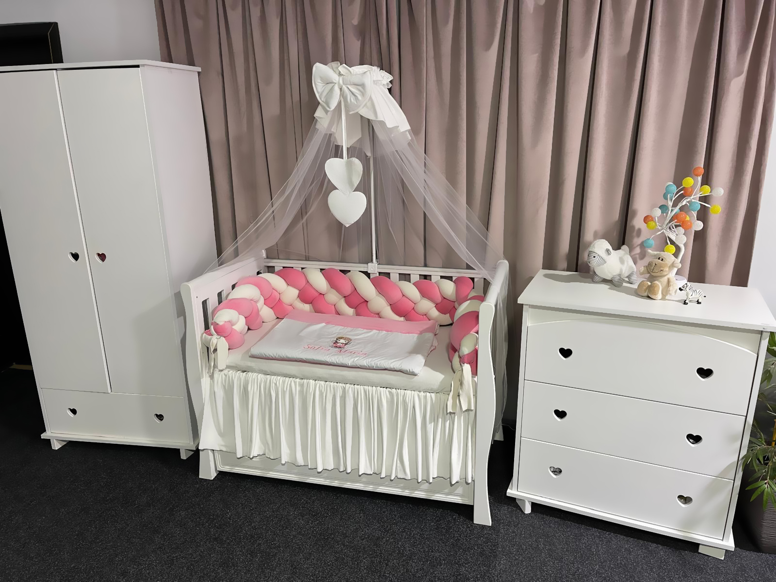 Set 11 piese cu laterale împletite – catifea Pink, lenjerie pătuț premium, personalizabilă pentru bebeluși – PeppiBambini