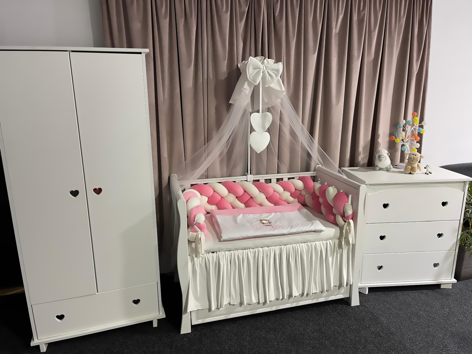 Set 11 piese cu laterale împletite – catifea Pink, lenjerie pătuț premium, personalizabilă pentru bebeluși – PeppiBambini - imagine 7