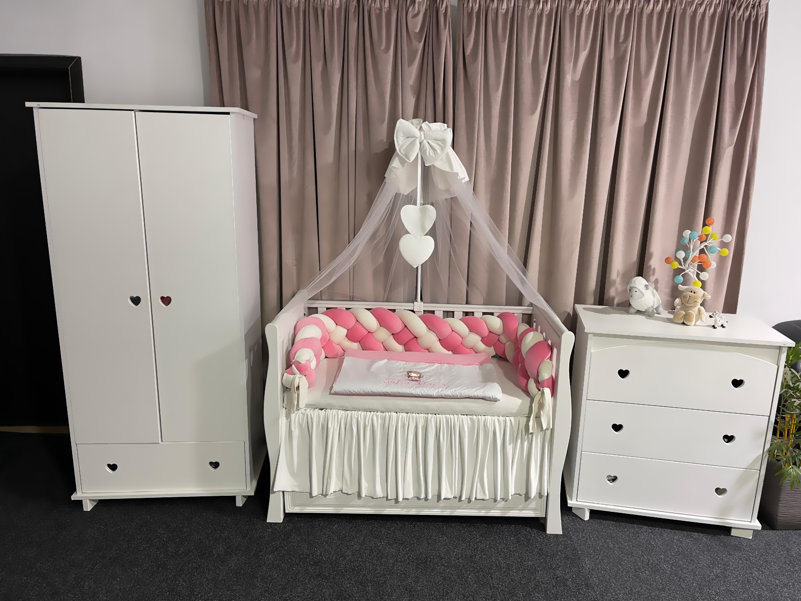 Set 11 piese cu laterale împletite – catifea Pink, lenjerie pătuț premium, personalizabilă pentru bebeluși – PeppiBambini - imagine 6