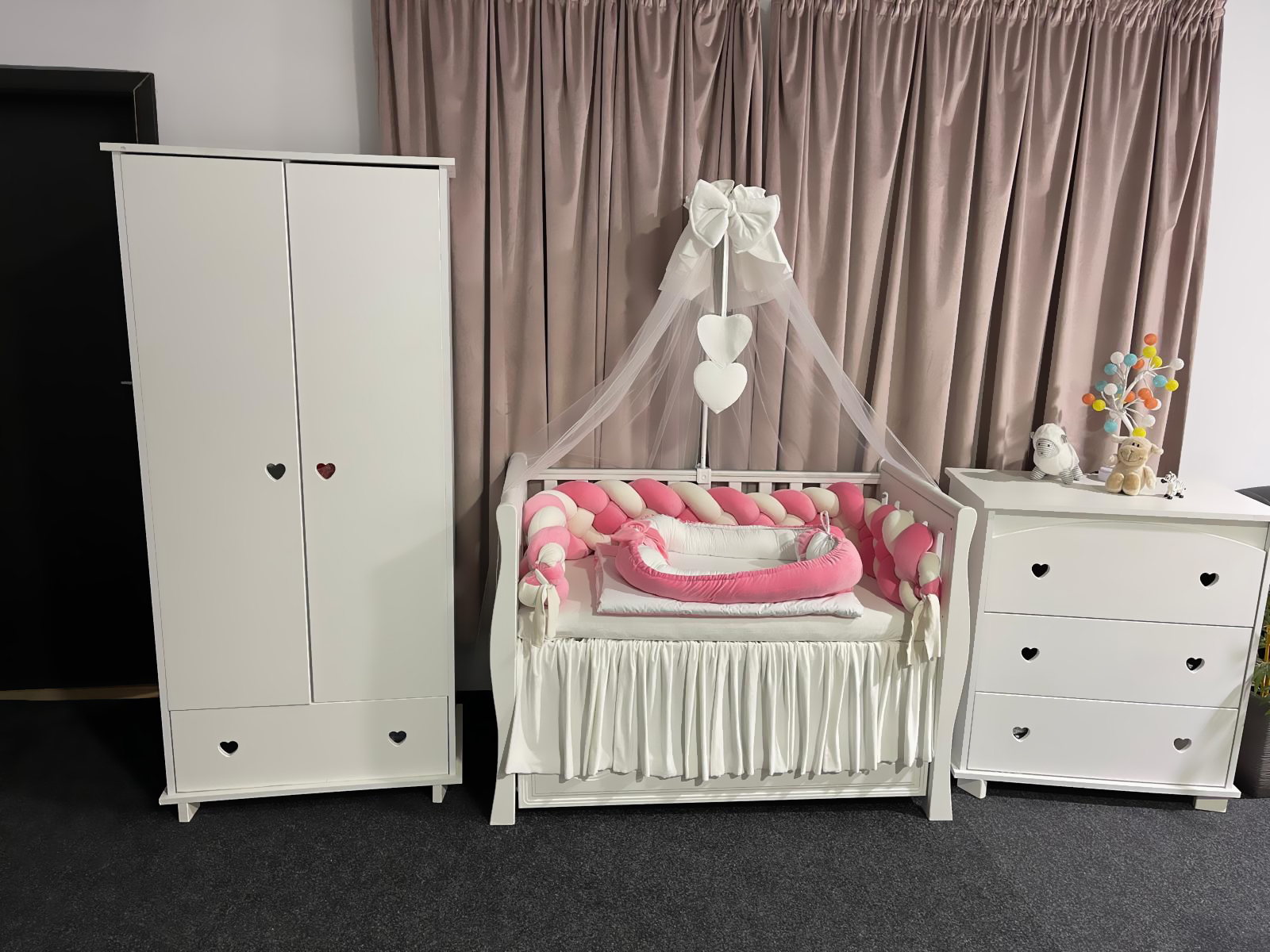 Set 11 piese cu laterale împletite – catifea Pink, lenjerie pătuț premium, personalizabilă pentru bebeluși – PeppiBambini - imagine 2