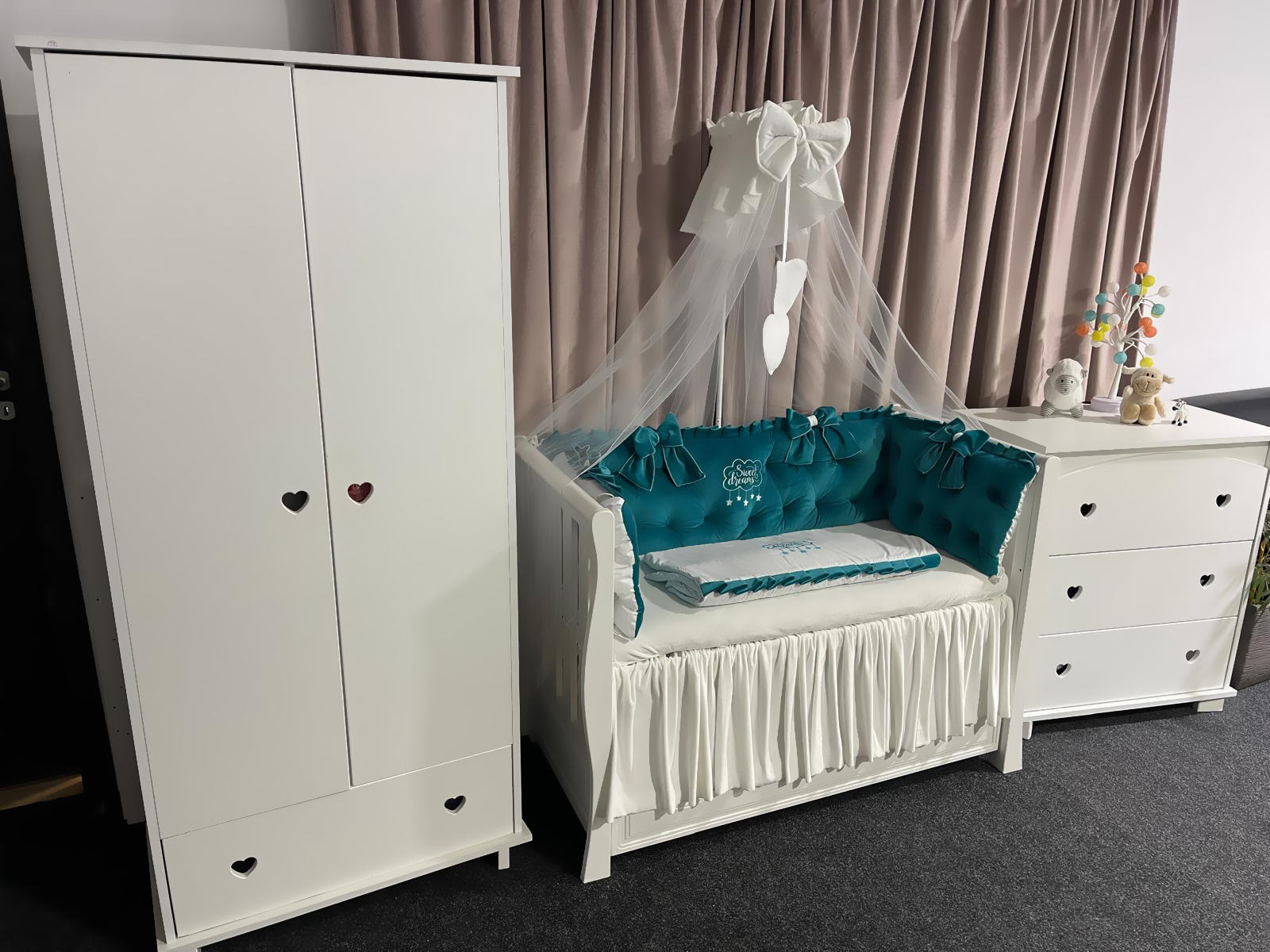 Set 11 piese Royal Catifea Verde Smarald – lenjerie pătuț premium, personalizabilă, din catifea moale pentru bebeluși – PeppiBambini - imagine 9