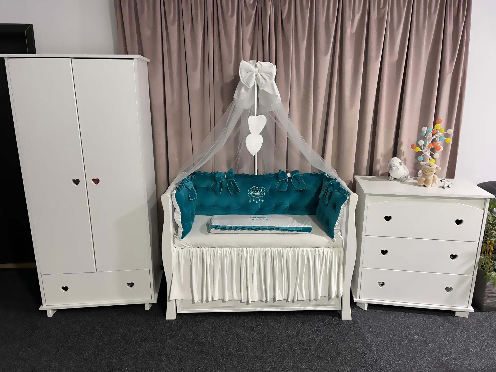 Set 11 piese Royal Catifea Verde Smarald – lenjerie pătuț premium, personalizabilă, din catifea moale pentru bebeluși – PeppiBambini