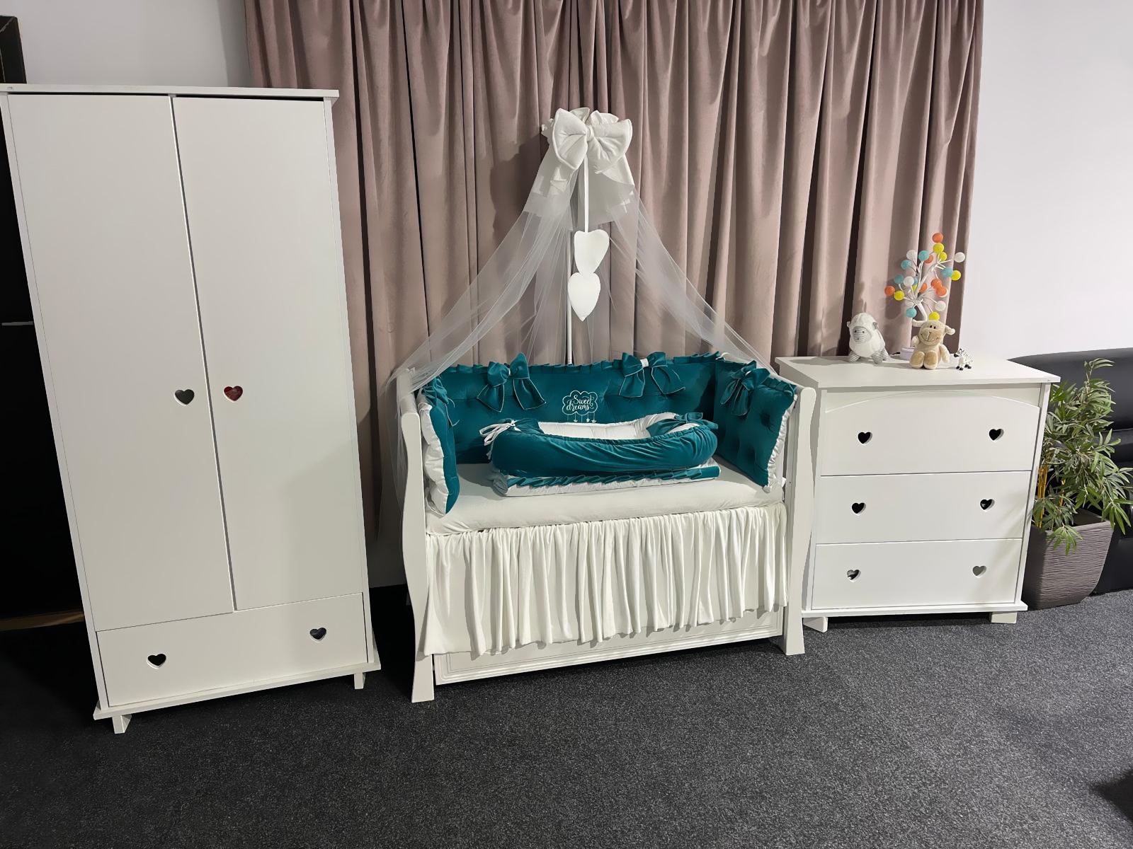 Set 11 piese Royal Catifea Verde Smarald – lenjerie pătuț premium, personalizabilă, din catifea moale pentru bebeluși – PeppiBambini - imagine 2