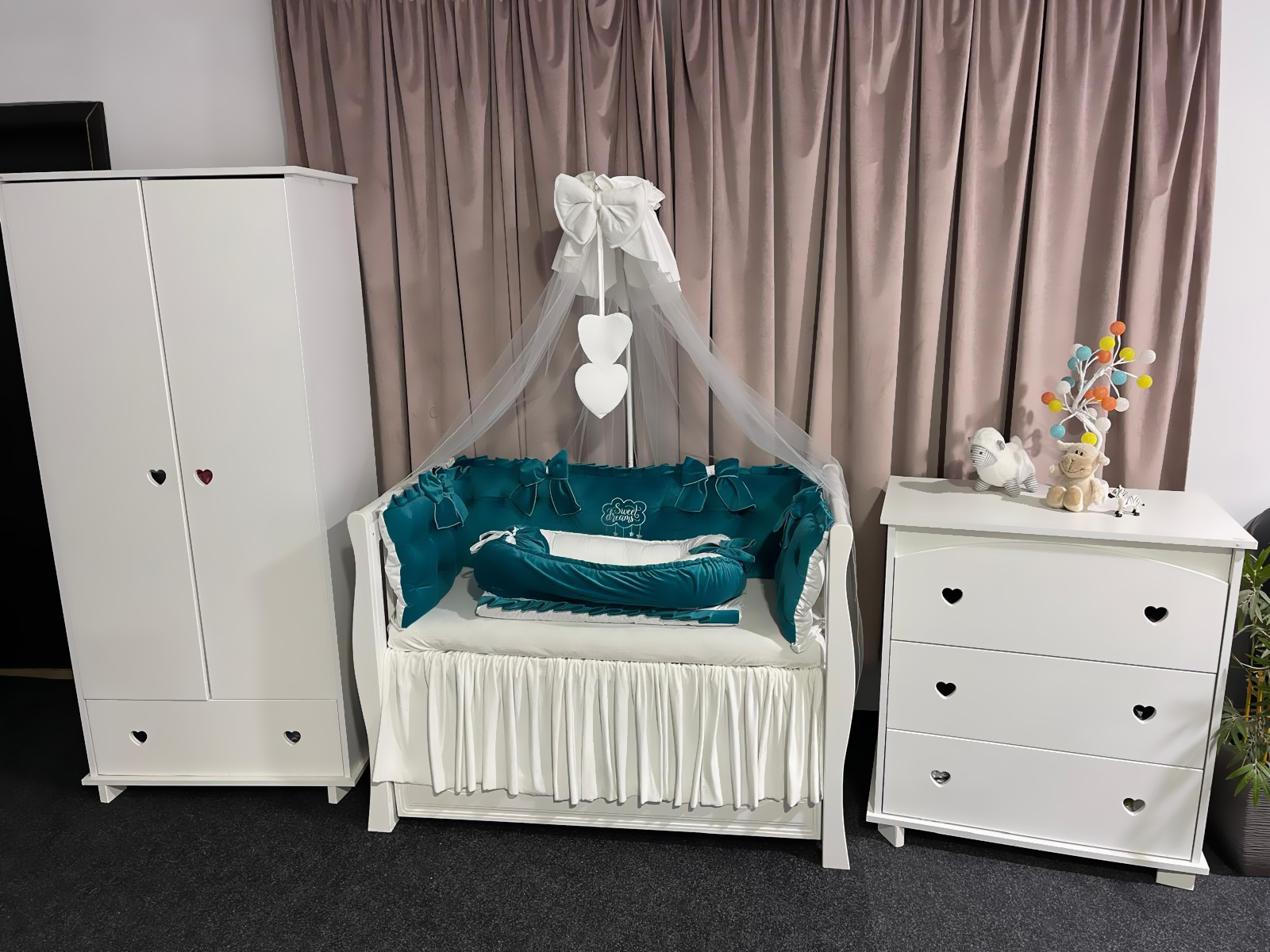 Set 11 piese Royal Catifea Verde Smarald – lenjerie pătuț premium, personalizabilă, din catifea moale pentru bebeluși – PeppiBambini - imagine 11