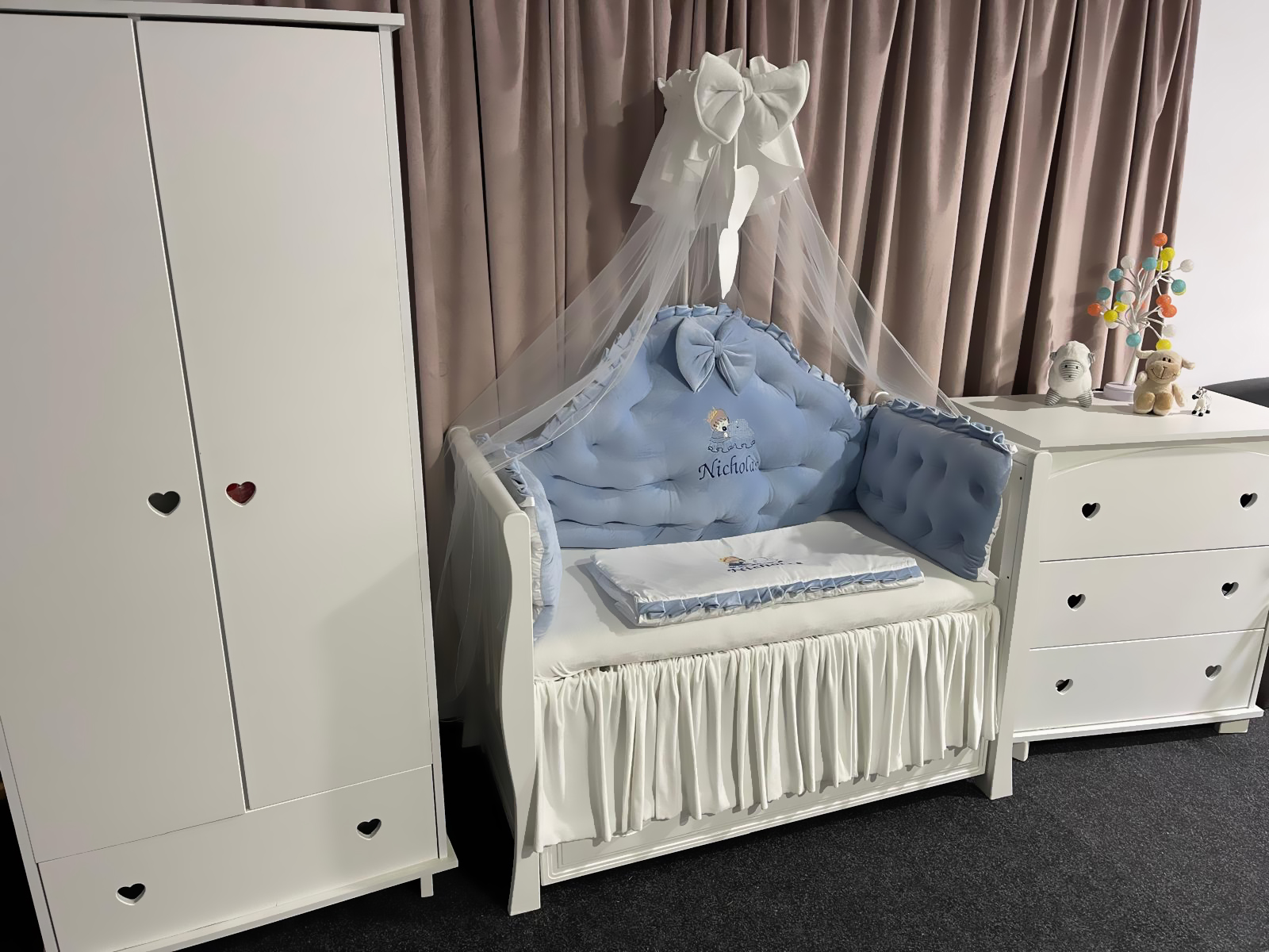 Set 11 piese Regal Catifea Blue – lenjerie pătuț premium, personalizabilă, din catifea albastru regal pentru bebeluși – PeppiBambini - imagine 7