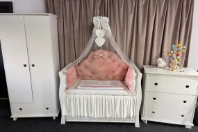 Set 11 piese Regal Catifea Pink – lenjerie pătuț premium, personalizabilă, din catifea roz moale pentru bebeluși – PeppiBambini