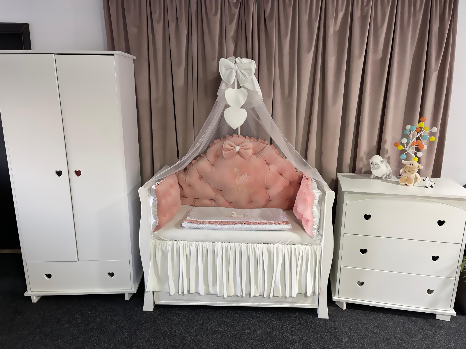 Set 11 piese Regal Catifea Pink – lenjerie pătuț premium, personalizabilă, din catifea roz moale pentru bebeluși – PeppiBambini