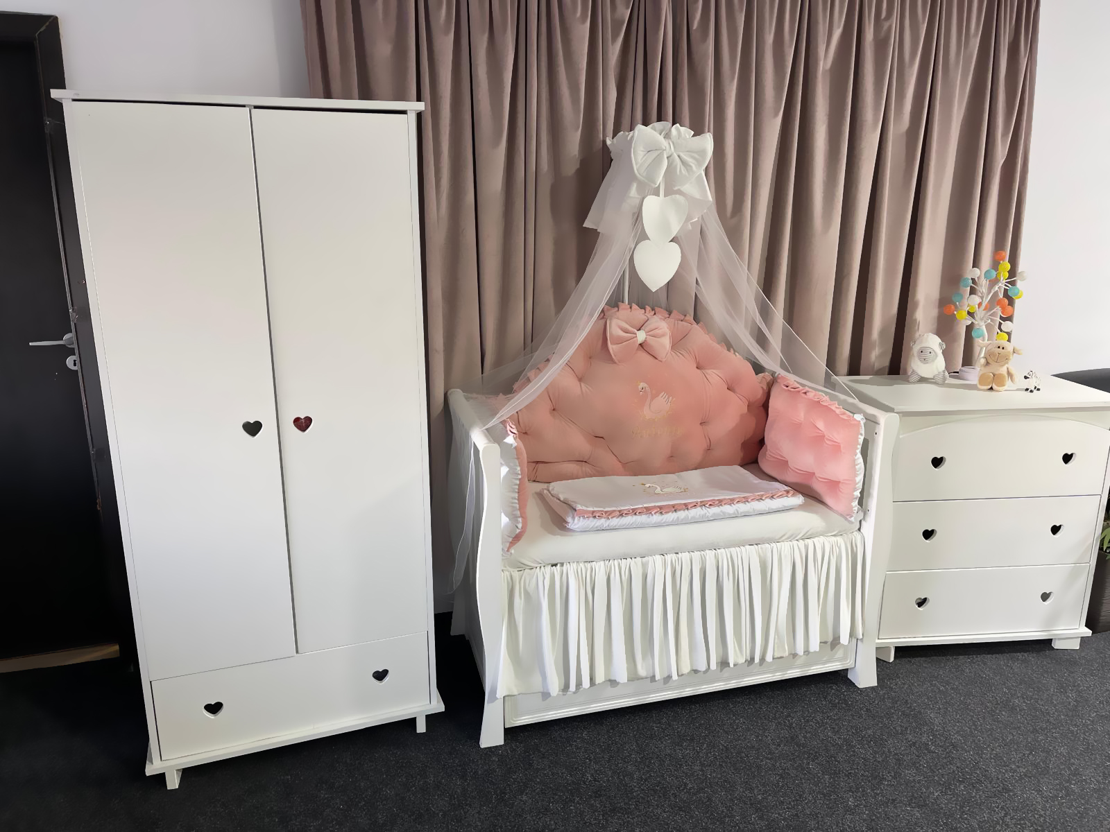 Set 11 piese Regal Catifea Pink – lenjerie pătuț premium, personalizabilă, din catifea roz moale pentru bebeluși – PeppiBambini - imagine 6