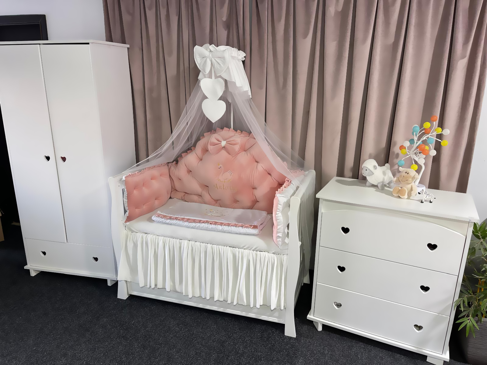 Set 11 piese Regal Catifea Pink – lenjerie pătuț premium, personalizabilă, din catifea roz moale pentru bebeluși – PeppiBambini - imagine 5