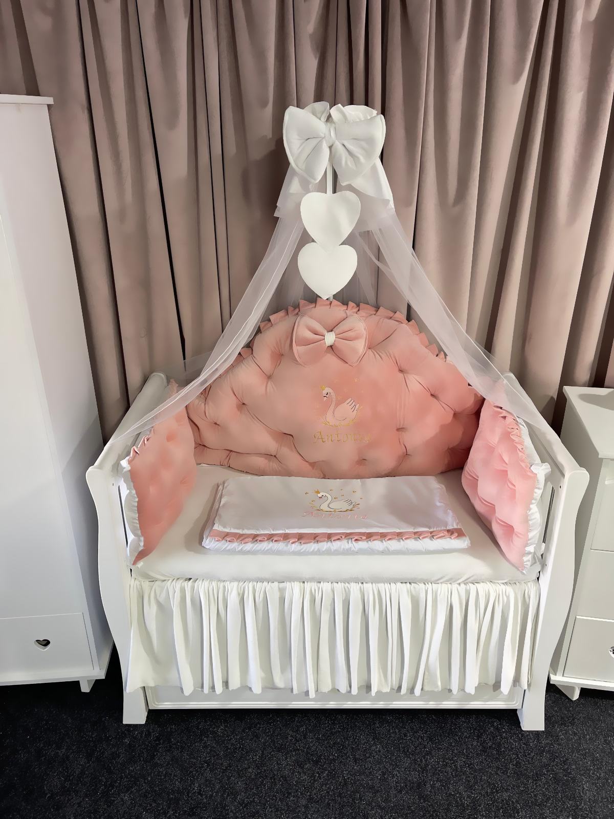 Set 11 piese Regal Catifea Pink – lenjerie pătuț premium, personalizabilă, din catifea roz moale pentru bebeluși – PeppiBambini - imagine 4