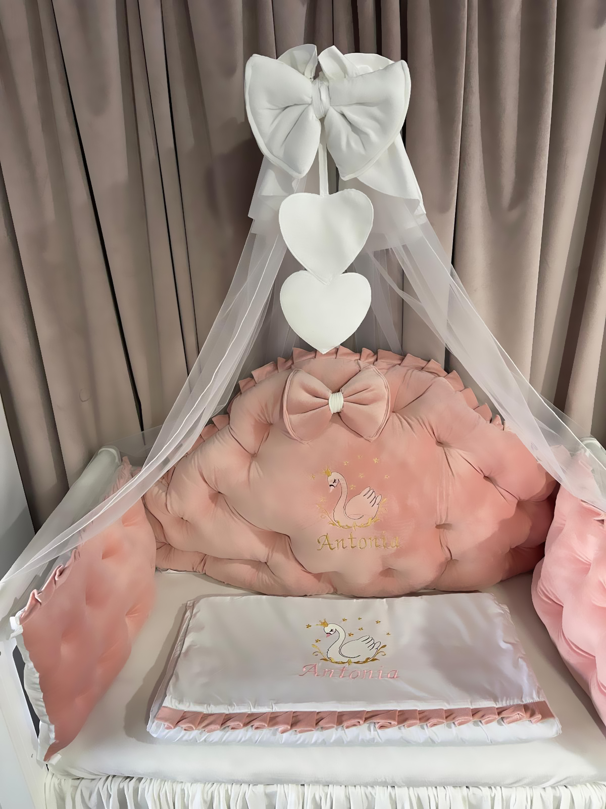 Set 11 piese Regal Catifea Pink – lenjerie pătuț premium, personalizabilă, din catifea roz moale pentru bebeluși – PeppiBambini - imagine 2