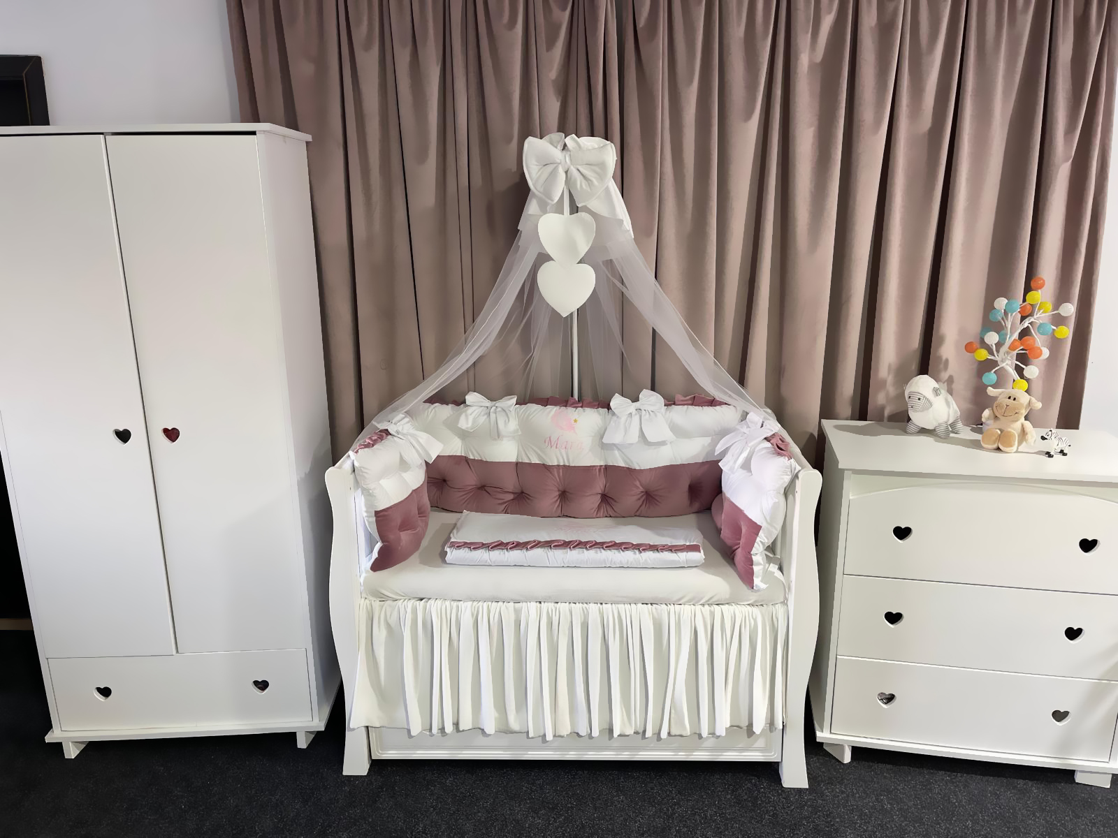 Set 11 piese Royal Catifea White–Pink – lenjerie pătuț premium, personalizabilă, din catifea alb-roz pentru bebeluși – PeppiBambini - imagine 9