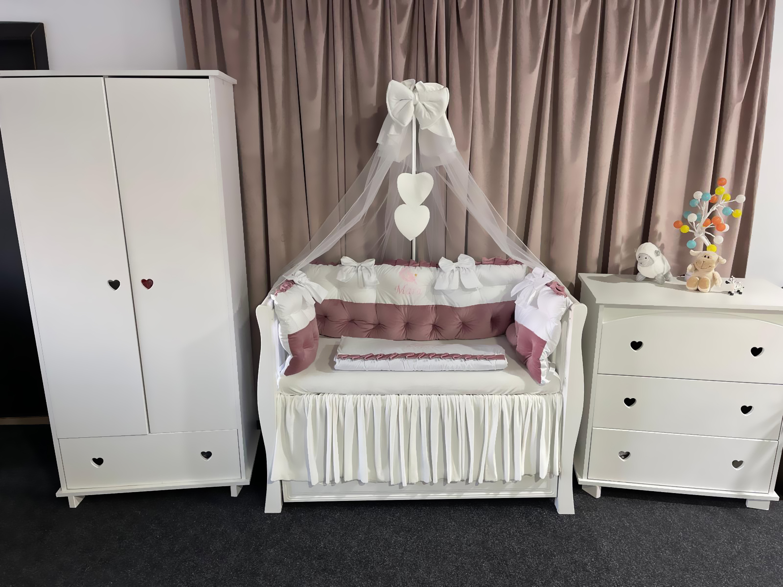 Set 11 piese Royal Catifea White–Pink – lenjerie pătuț premium, personalizabilă, din catifea alb-roz pentru bebeluși – PeppiBambini - imagine 8