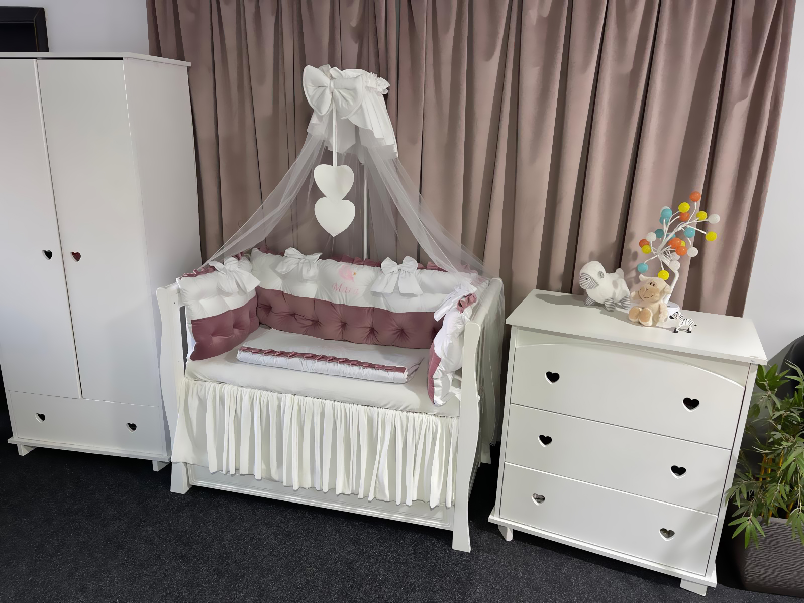 Set 11 piese Royal Catifea White–Pink – lenjerie pătuț premium, personalizabilă, din catifea alb-roz pentru bebeluși – PeppiBambini - imagine 7