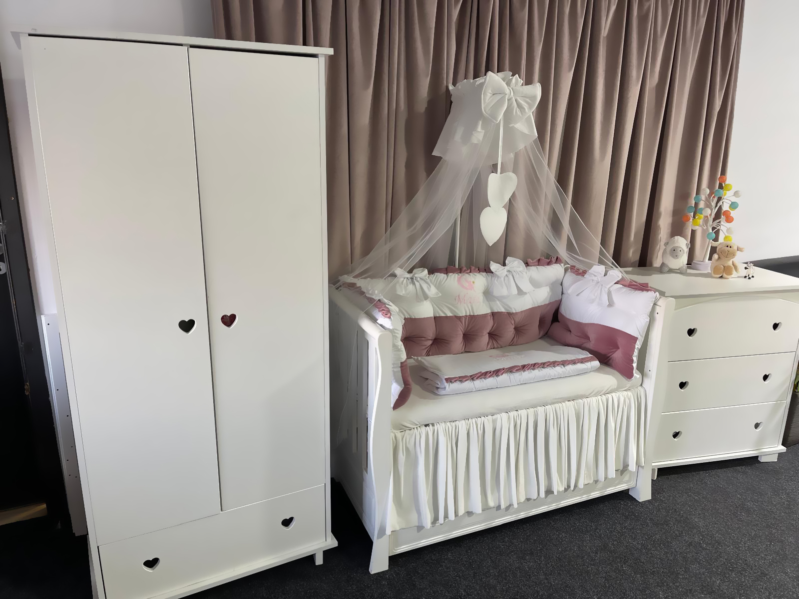 Set 11 piese Royal Catifea White–Pink – lenjerie pătuț premium, personalizabilă, din catifea alb-roz pentru bebeluși – PeppiBambini - imagine 6